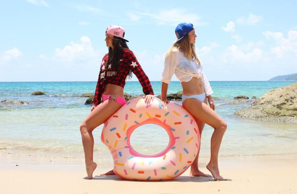 Russian beauties Elena and Irina Kruchinkina are keen to compete for Belarus